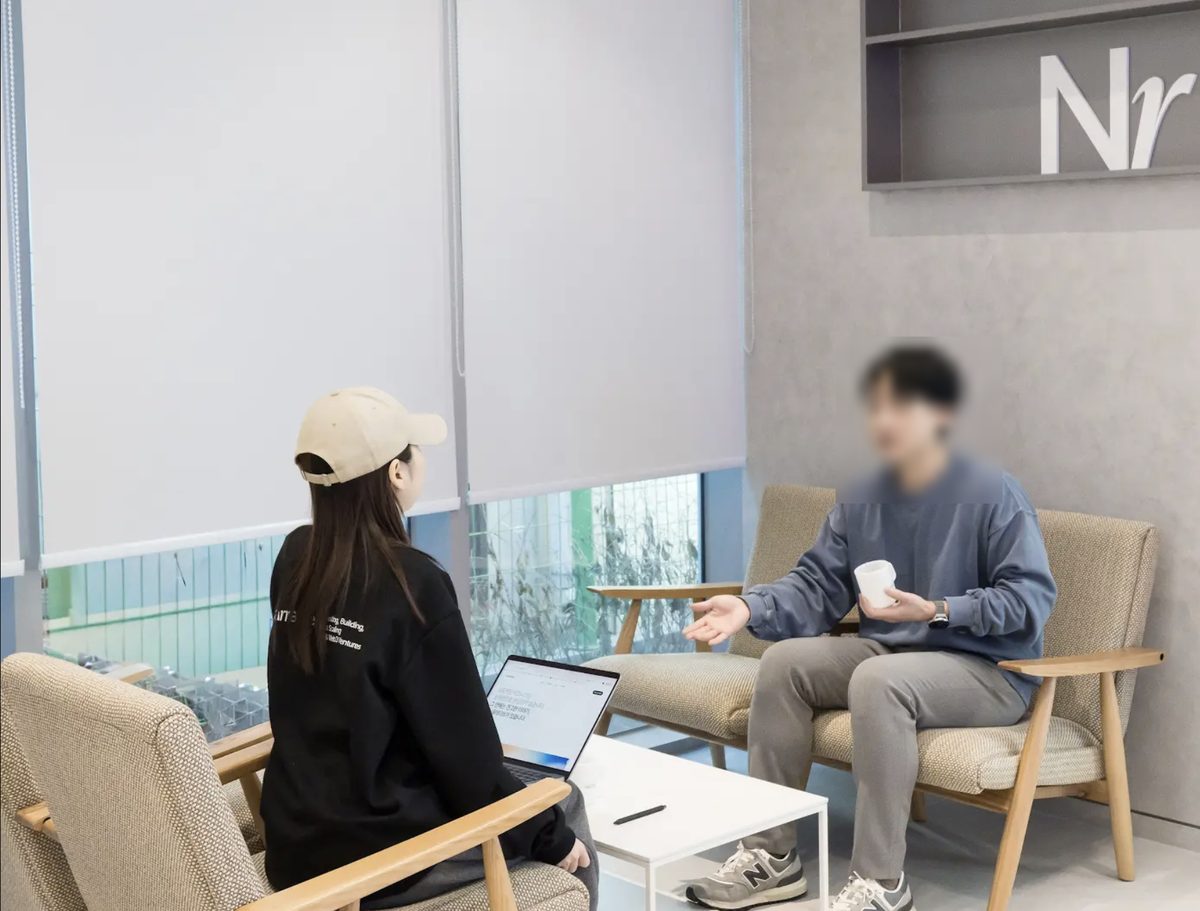 라운지에서 대화하는 멤버들
